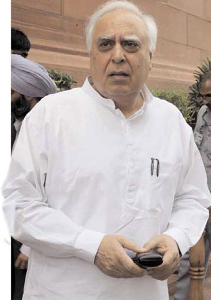 केंद्र में मंत्रियों पर छाया सुस्‍ती का