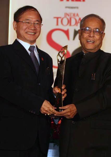 स्टेट ऑफ स्टेट्स: और पुरस्कार मिलता है.... | इंडिया स्टेट ऑफ स्टेट्स: और पुरस्कार मिलता है.... | <a style='COLOR: #d71920' href='http://bit.ly/indiatoday-hindi-section' target='_blank'>इंडिया