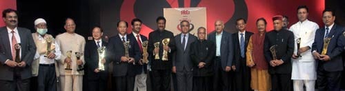 स्टेट ऑफ स्टेट्स: और पुरस्कार मिलता है.... | इंडिया स्टेट ऑफ स्टेट्स: और पुरस्कार मिलता है.... | <a style='COLOR: #d71920' href='http://bit.ly/indiatoday-hindi-section' target='_blank'>इंडिया