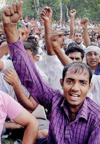 नई नस्ल के मजदूर संघ नेता | पढ़ें इंडिया नई नस्ल के मजदूर संघ नेता | <a style='COLOR: #d71920' href='http://bit.ly/indiatoday-hindi-section' target='_blank'>पढ़ें इंडिया