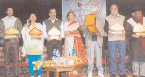 8 फरवरी 2012: तस्वीरों में इंडिया टुडे | पढ़ें इंडिया 8 फरवरी 2012: तस्वीरों में इंडिया टुडे | <a style='COLOR: #d71920' href='http://bit.ly/indiatoday-hindi-section' target='_blank'>पढ़ें इंडिया