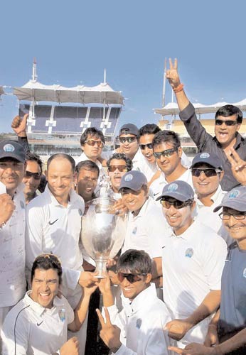 8 फरवरी 2012: तस्‍वीरों में इंडिया टुडे | <a style='COLOR: #d71920' href='http://bit.ly/indiatoday-hindi-section' target='_blank'>पढ़ें इंडिया