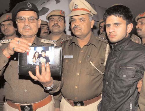 25 जनवरी 2012: तस्वीरों में देखें इंडिया टुडे | इंडिया 25 जनवरी 2012: तस्वीरों में देखें इंडिया टुडे | <a style='COLOR: #d71920' href='http://bit.ly/indiatoday-hindi-section' target='_blank'>इंडिया