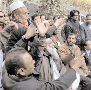 8 फरवरी 2012: तस्‍वीरों में इंडिया टुडे | <a style='COLOR: #d71920' href='http://bit.ly/indiatoday-hindi-section' target='_blank'>पढ़ें इंडिया