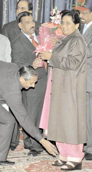 1 फरवरी 2012: तस्‍वीरों में इंडिया टुडे | <a style='COLOR: #d71920' href='http://bit.ly/indiatoday-hindi-section' target='_blank'>पढ़ें इंडिया