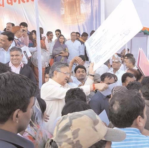 8 फरवरी 2012: तस्वीरों में इंडिया टुडे | पढ़ें इंडिया 8 फरवरी 2012: तस्वीरों में इंडिया टुडे | <a style='COLOR: #d71920' href='http://bit.ly/indiatoday-hindi-section' target='_blank'>पढ़ें इंडिया