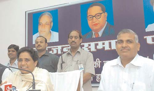 25 जनवरी 2012: तस्‍वीरों में देखें इंडिया टुडे | <a style='COLOR: #d71920' href='http://bit.ly/indiatoday-hindi-section' target='_blank'>इंडिया