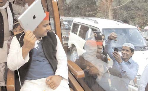 8 फरवरी 2012: तस्वीरों में इंडिया टुडे | पढ़ें इंडिया 8 फरवरी 2012: तस्वीरों में इंडिया टुडे | <a style='COLOR: #d71920' href='http://bit.ly/indiatoday-hindi-section' target='_blank'>पढ़ें इंडिया