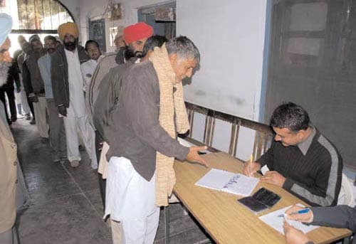 25 जनवरी 2012: तस्वीरों में देखें इंडिया टुडे | इंडिया 25 जनवरी 2012: तस्वीरों में देखें इंडिया टुडे | <a style='COLOR: #d71920' href='http://bit.ly/indiatoday-hindi-section' target='_blank'>इंडिया