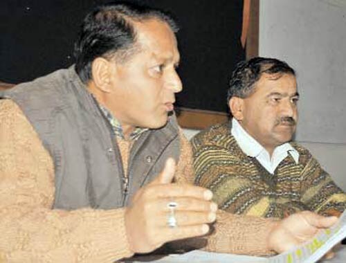 1 फरवरी 2012: तस्वीरों में इंडिया टुडे | पढ़ें इंडिया 1 फरवरी 2012: तस्वीरों में इंडिया टुडे | <a style='COLOR: #d71920' href='http://bit.ly/indiatoday-hindi-section' target='_blank'>पढ़ें इंडिया