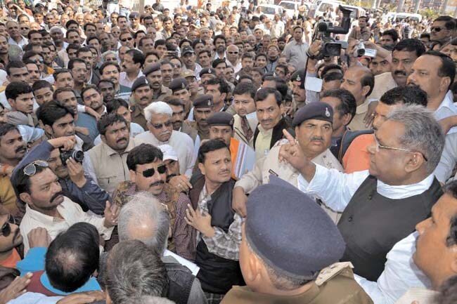 29 फरवरी 2012: तस्वीरों में इंडिया टुडे | पढ़ें इंडिया 29 फरवरी 2012: तस्वीरों में इंडिया टुडे | <a style='COLOR: #d71920' href='http://bit.ly/indiatoday-hindi-section' target='_blank'>पढ़ें इंडिया