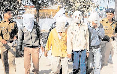 07 मार्च 2012: तस्वीरों में इंडिया टुडे | पढ़ें इंडिया 07 मार्च 2012: तस्वीरों में इंडिया टुडे | <a style='COLOR: #d71920' href='http://bit.ly/indiatoday-hindi-section' target='_blank'>पढ़ें इंडिया