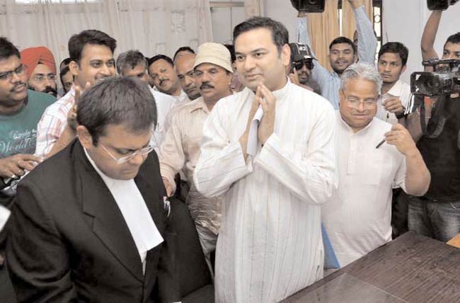 04 अप्रैल 2012: तस्‍वीरों में इंडिया टुडे | <a style='COLOR: #d71920' href='http://bit.ly/indiatoday-hindi-section' target='_blank'>पढ़ें इंडिया