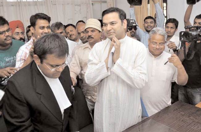 04 अप्रैल 2012: तस्वीरों में इंडिया टुडे | पढ़ें इंडिया 04 अप्रैल 2012: तस्वीरों में इंडिया टुडे | <a style='COLOR: #d71920' href='http://bit.ly/indiatoday-hindi-section' target='_blank'>पढ़ें इंडिया