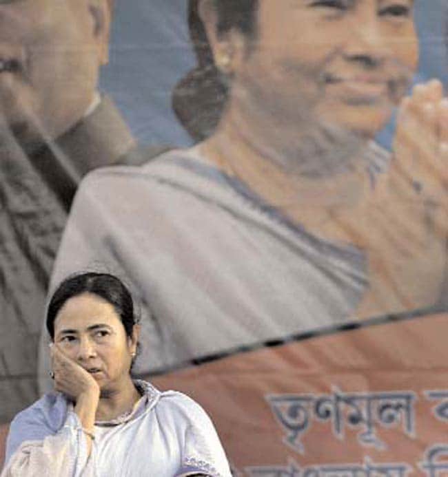 04 अप्रैल 2012: तस्वीरों में इंडिया टुडे | पढ़ें इंडिया 04 अप्रैल 2012: तस्वीरों में इंडिया टुडे | <a style='COLOR: #d71920' href='http://bit.ly/indiatoday-hindi-section' target='_blank'>पढ़ें इंडिया