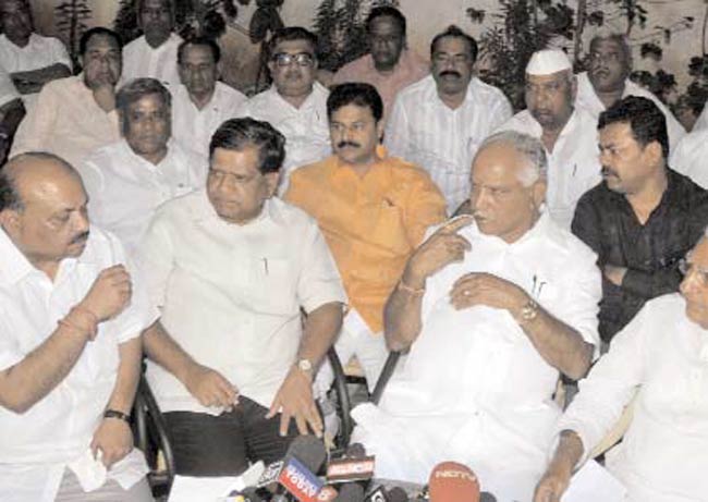 04 अप्रैल 2012: तस्‍वीरों में इंडिया टुडे | <a style='COLOR: #d71920' href='http://bit.ly/indiatoday-hindi-section' target='_blank'>पढ़ें इंडिया