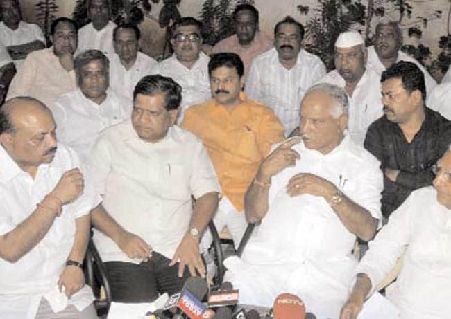 04 अप्रैल 2012: तस्वीरों में इंडिया टुडे | पढ़ें इंडिया 04 अप्रैल 2012: तस्वीरों में इंडिया टुडे | <a style='COLOR: #d71920' href='http://bit.ly/indiatoday-hindi-section' target='_blank'>पढ़ें इंडिया