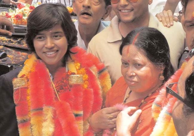 04 अप्रैल 2012: तस्वीरों में इंडिया टुडे | पढ़ें इंडिया 04 अप्रैल 2012: तस्वीरों में इंडिया टुडे | <a style='COLOR: #d71920' href='http://bit.ly/indiatoday-hindi-section' target='_blank'>पढ़ें इंडिया