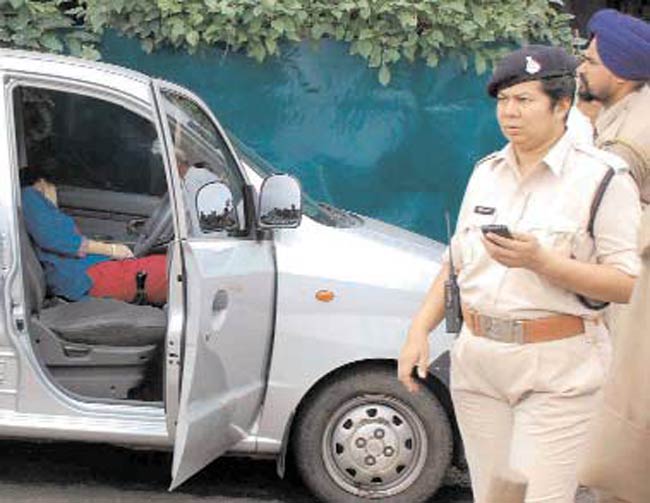 11 अप्रैल 2012: तस्‍वीरों में इंडिया टुडे | <a style='COLOR: #d71920' href='http://bit.ly/indiatoday-hindi-section' target='_blank'>पढ़ें इंडिया