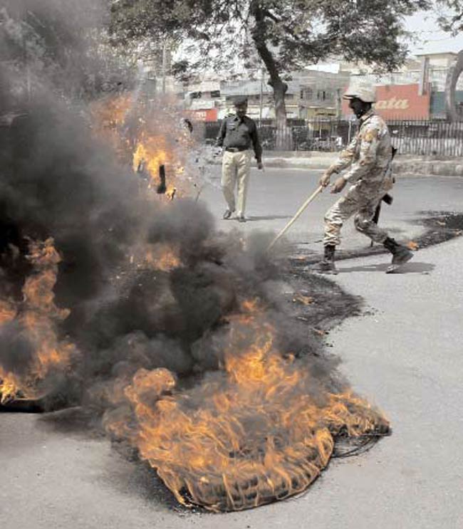 11 अप्रैल 2012: तस्वीरों में इंडिया टुडे | पढ़ें इंडिया 11 अप्रैल 2012: तस्वीरों में इंडिया टुडे | <a style='COLOR: #d71920' href='http://bit.ly/indiatoday-hindi-section' target='_blank'>पढ़ें इंडिया