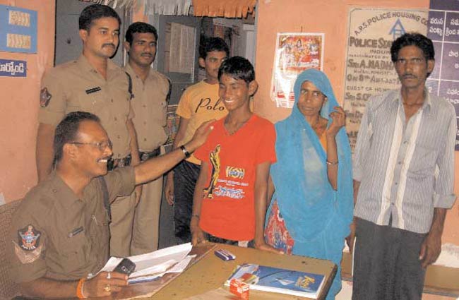 11 अप्रैल 2012: तस्‍वीरों में इंडिया टुडे | <a style='COLOR: #d71920' href='http://bit.ly/indiatoday-hindi-section' target='_blank'>पढ़ें इंडिया