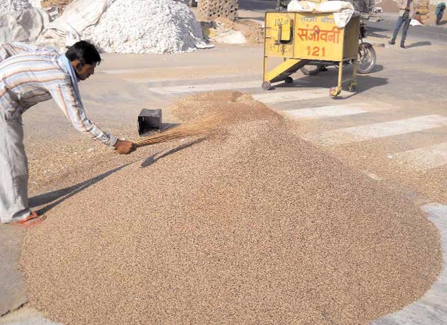 11 अप्रैल 2012: तस्‍वीरों में इंडिया टुडे | <a style='COLOR: #d71920' href='http://bit.ly/indiatoday-hindi-section' target='_blank'>पढ़ें इंडिया