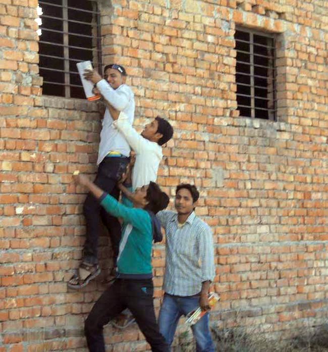 11 अप्रैल 2012: तस्‍वीरों में इंडिया टुडे | <a style='COLOR: #d71920' href='http://bit.ly/indiatoday-hindi-section' target='_blank'>पढ़ें इंडिया