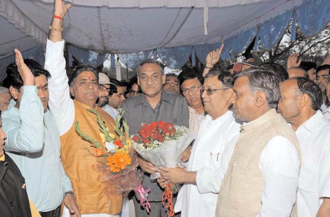 11 अप्रैल 2012: तस्वीरों में इंडिया टुडे | पढ़ें इंडिया 11 अप्रैल 2012: तस्वीरों में इंडिया टुडे | <a style='COLOR: #d71920' href='http://bit.ly/indiatoday-hindi-section' target='_blank'>पढ़ें इंडिया