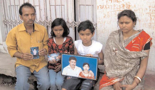 25 अप्रैल 2012: तस्‍वीरों में इंडिया टुडे | <a style='COLOR: #d71920' href='http://bit.ly/indiatoday-hindi-section' target='_blank'>पढ़ें इंडिया