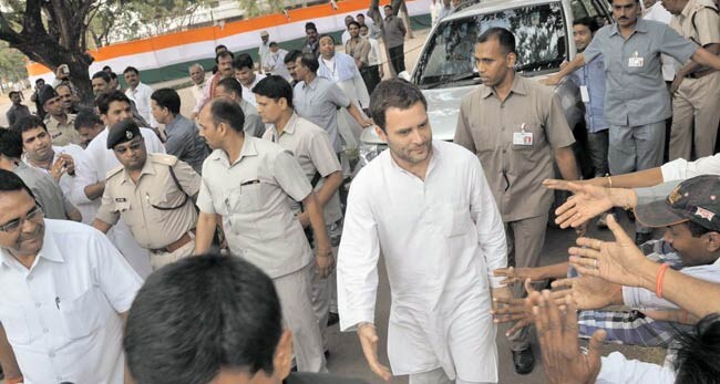 6 जून 2012: तस्वीरों में इंडिया टुडे | पढ़ें इंडिया 6 जून 2012: तस्वीरों में इंडिया टुडे | <a style='COLOR: #d71920' href='http://bit.ly/indiatoday-hindi-section' target='_blank'>पढ़ें इंडिया