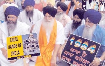 30 मई 2012: तस्वीरों में इंडिया टुडे | पढ़ें इंडिया 30 मई 2012: तस्वीरों में इंडिया टुडे | <a style='COLOR: #d71920' href='http://bit.ly/indiatoday-hindi-section' target='_blank'>पढ़ें इंडिया