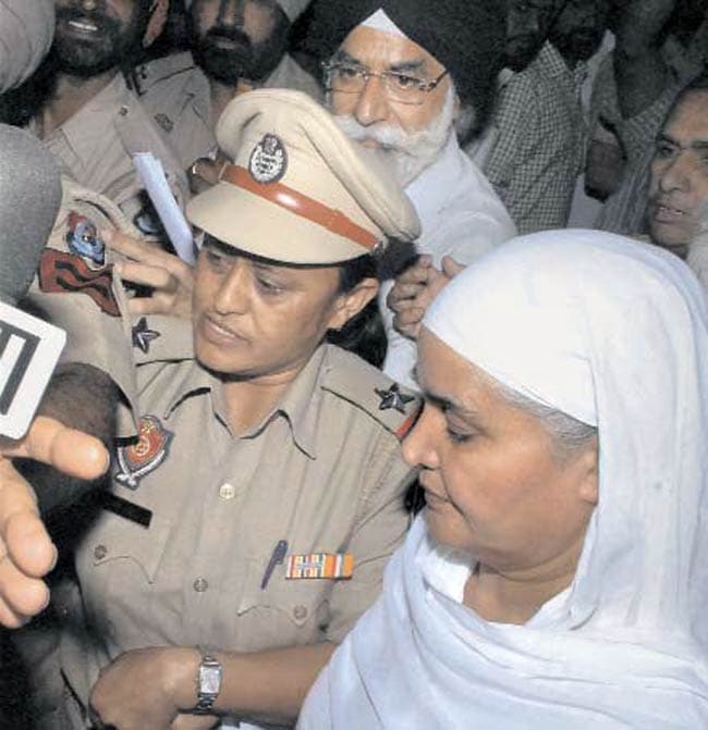 18 अप्रैल 2012: तस्वीरों में इंडिया टुडे | पढ़ें इंडिया 18 अप्रैल 2012: तस्वीरों में इंडिया टुडे | <a style='COLOR: #d71920' href='http://bit.ly/indiatoday-hindi-section' target='_blank'>पढ़ें इंडिया