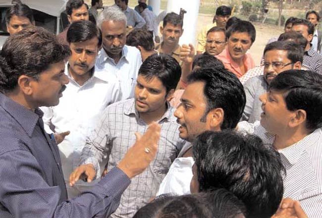 18 अप्रैल 2012: तस्वीरों में इंडिया टुडे | पढ़ें इंडिया 18 अप्रैल 2012: तस्वीरों में इंडिया टुडे | <a style='COLOR: #d71920' href='http://bit.ly/indiatoday-hindi-section' target='_blank'>पढ़ें इंडिया