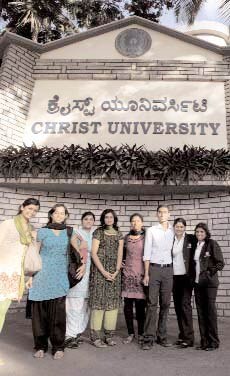 20 जून 2012: तस्वीरों में इंडिया टुडे | पढ़ें इंडिया 20 जून 2012: तस्वीरों में इंडिया टुडे | <a style='COLOR: #d71920' href='http://bit.ly/indiatoday-hindi-section' target='_blank'>पढ़ें इंडिया