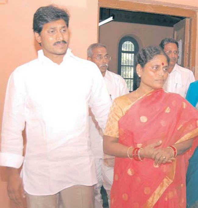 4 जुलाई 2012: तस्‍वीरों में इंडिया टुडे | <a style='COLOR: #d71920' href='http://bit.ly/indiatoday-hindi-section' target='_blank'>पढ़ें इंडिया