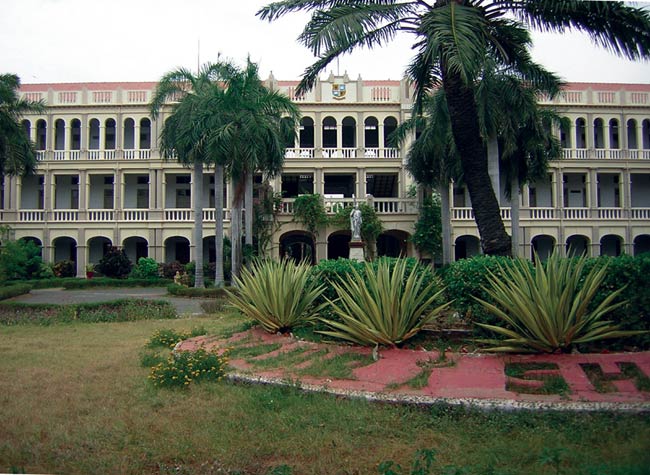 देश के 10 सर्वश्रेष्‍ठ आर्ट्स कॉलेज | <a style='COLOR: #d71920' href='http://bit.ly/M1wp09'