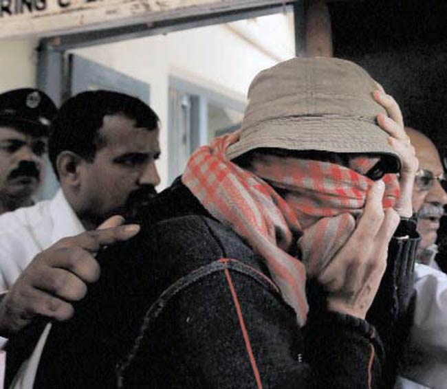 4 जुलाई 2012: तस्‍वीरों में इंडिया टुडे | <a style='COLOR: #d71920' href='http://bit.ly/indiatoday-hindi-section' target='_blank'>पढ़ें इंडिया