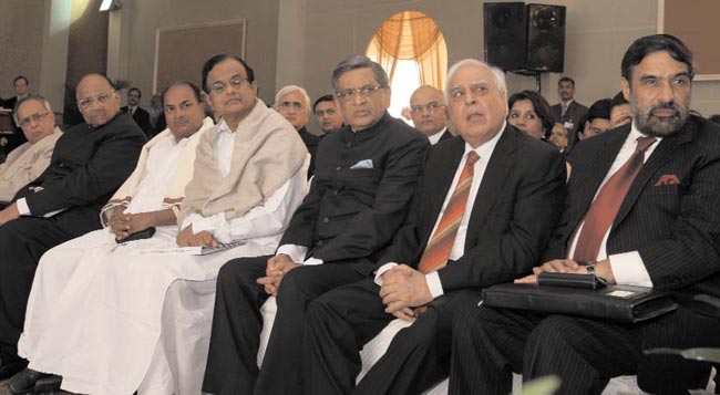 25 जुलाई 2012: तस्‍वीरों में इंडिया टुडे | <a style='COLOR: #d71920' href='http://bit.ly/indiatoday-hindi-section' target='_blank'>पढ़ें इंडिया