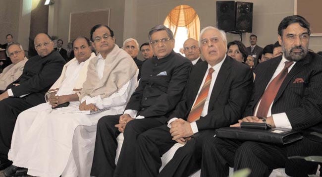 25 जुलाई 2012: तस्वीरों में इंडिया टुडे | पढ़ें इंडिया 25 जुलाई 2012: तस्वीरों में इंडिया टुडे | <a style='COLOR: #d71920' href='http://bit.ly/indiatoday-hindi-section' target='_blank'>पढ़ें इंडिया