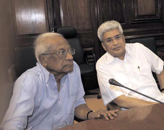 25 जुलाई 2012: तस्‍वीरों में इंडिया टुडे | <a style='COLOR: #d71920' href='http://bit.ly/indiatoday-hindi-section' target='_blank'>पढ़ें इंडिया
