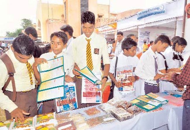 11 जुलाई 2012: तस्वीरों में इंडिया टुडे | पढ़ें इंडिया 11 जुलाई 2012: तस्वीरों में इंडिया टुडे | <a style='COLOR: #d71920' href='http://bit.ly/indiatoday-hindi-section' target='_blank'>पढ़ें इंडिया