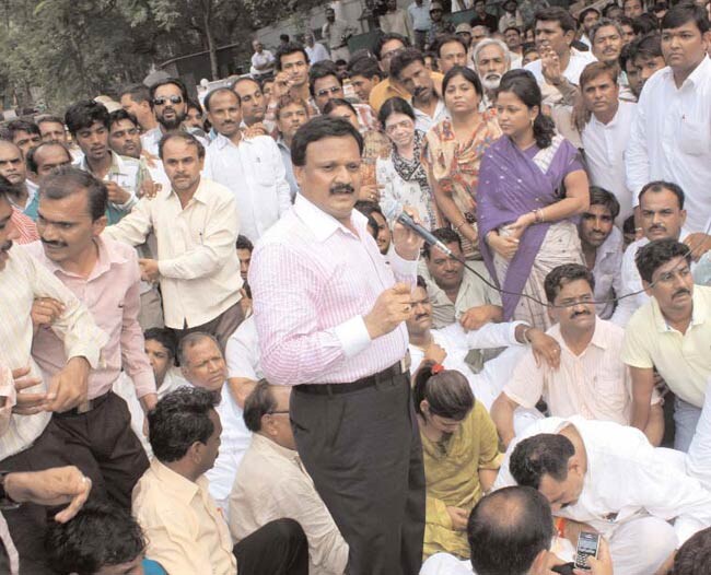 01 अगस्त 2012: तस्वीरों में इंडिया टुडे | पढ़ें इंडिया 01 अगस्त 2012: तस्वीरों में इंडिया टुडे | <a style='COLOR: #d71920' href='http://bit.ly/indiatoday-hindi-section' target='_blank'>पढ़ें इंडिया