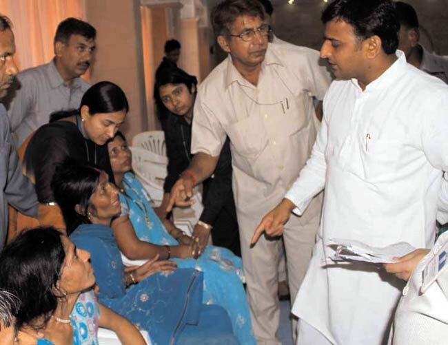 11 जुलाई 2012: तस्वीरों में इंडिया टुडे | पढ़ें इंडिया 11 जुलाई 2012: तस्वीरों में इंडिया टुडे | <a style='COLOR: #d71920' href='http://bit.ly/indiatoday-hindi-section' target='_blank'>पढ़ें इंडिया