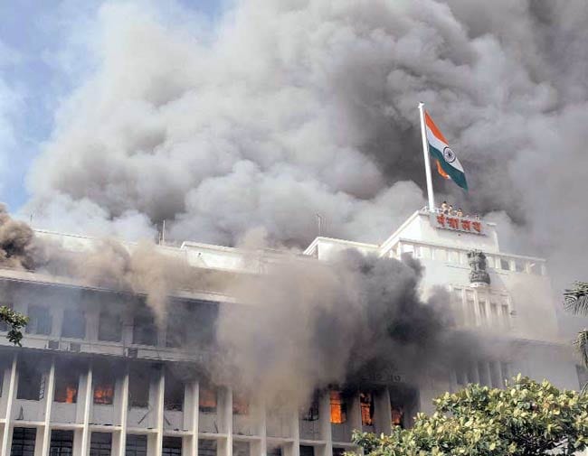 11 जुलाई 2012: तस्वीरों में इंडिया टुडे | पढ़ें इंडिया 11 जुलाई 2012: तस्वीरों में इंडिया टुडे | <a style='COLOR: #d71920' href='http://bit.ly/indiatoday-hindi-section' target='_blank'>पढ़ें इंडिया