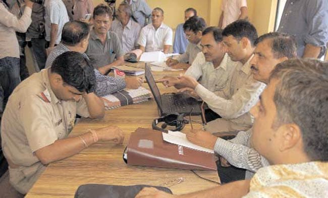 11 जुलाई 2012: तस्वीरों में इंडिया टुडे | पढ़ें इंडिया 11 जुलाई 2012: तस्वीरों में इंडिया टुडे | <a style='COLOR: #d71920' href='http://bit.ly/indiatoday-hindi-section' target='_blank'>पढ़ें इंडिया