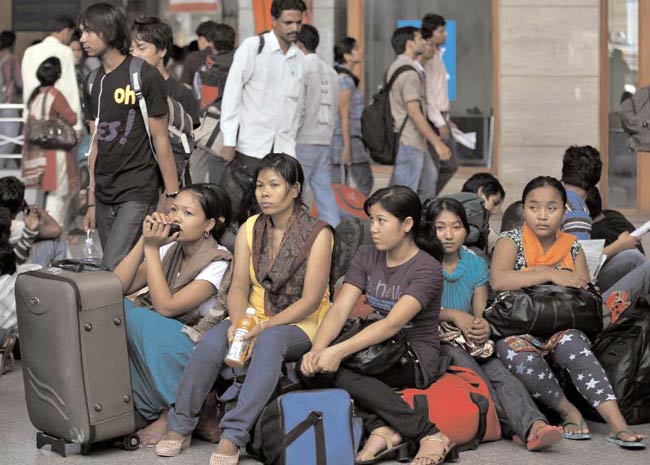 29 अगस्त 2012: तस्वीरों में इंडिया टुडे | पढ़ें इंडिया 29 अगस्त 2012: तस्वीरों में इंडिया टुडे | <a style='COLOR: #d71920' href='http://bit.ly/indiatoday-hindi-section' target='_blank'>पढ़ें इंडिया