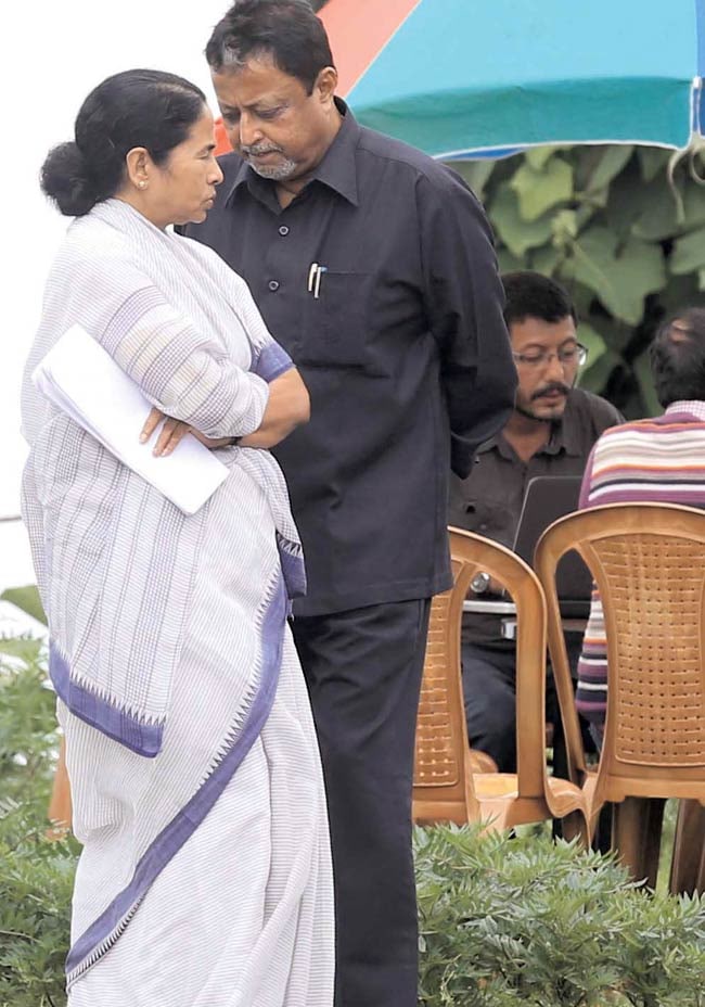 5 सितंबर 2012: तस्वीरों में इंडिया टुडे | पढ़ें इंडिया 5 सितंबर 2012: तस्वीरों में इंडिया टुडे | <a style='COLOR: #d71920' href='http://bit.ly/indiatoday-hindi-section' target='_blank'>पढ़ें इंडिया