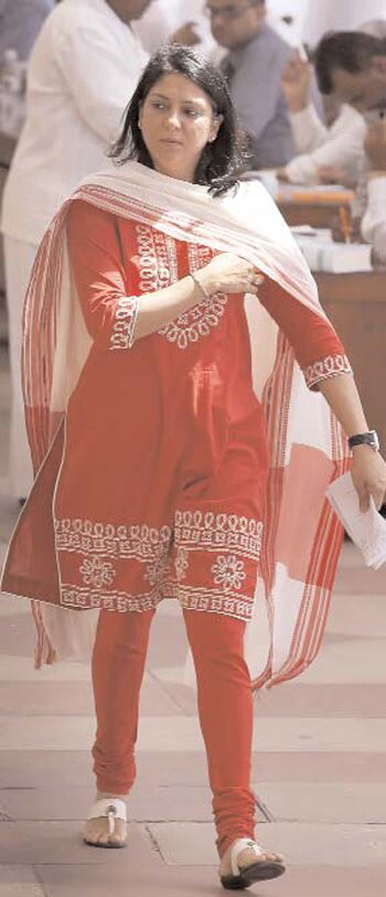 एलिट डॉटर एंड वाइव्‍स क्‍लब | <a style='COLOR: #d71920' href='http://bit.ly/ORMKZ7'