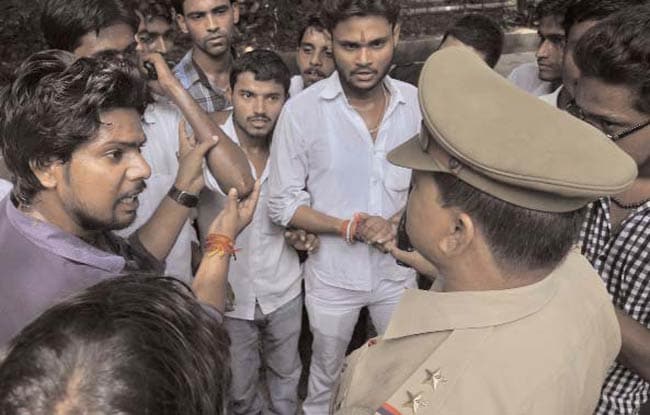 12 सितंबर 2012: तस्वीरों में इंडिया टुडे | पढ़ें इंडिया 12 सितंबर 2012: तस्वीरों में इंडिया टुडे | <a style='COLOR: #d71920' href='http://bit.ly/indiatoday-hindi-section' target='_blank'>पढ़ें इंडिया