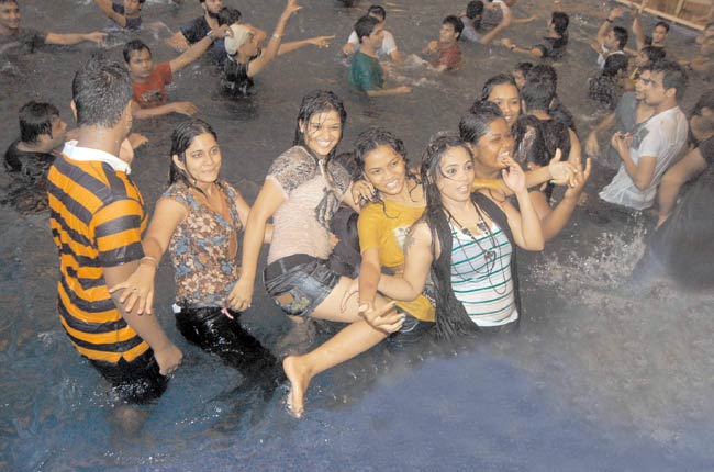 17 अक्टूबर 2012: तस्वीरों में इंडिया टुडे | पढ़ें 17 अक्टूबर 2012: तस्वीरों में इंडिया टुडे | <a style='COLOR: #d71920' href='http://bit.ly/indiatoday-hindi-section' target='_blank'>पढ़ें